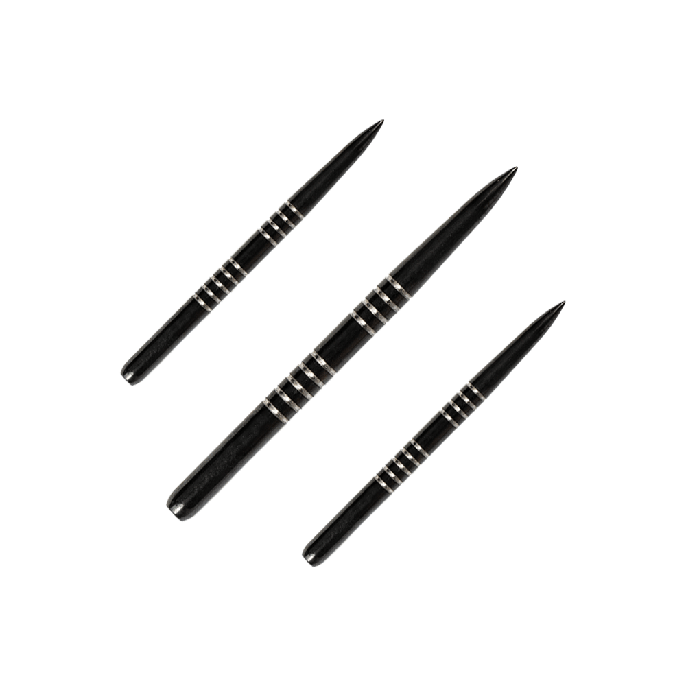 57741_Bulls_GP1_Steeldartspitzen_Schwarz_34mm_1 Das Bild zeigt drei schwarze Steeldartspitzen des Produkts "Bulls GP1". Die Spitzen haben silberne Ringe als Verzierung.