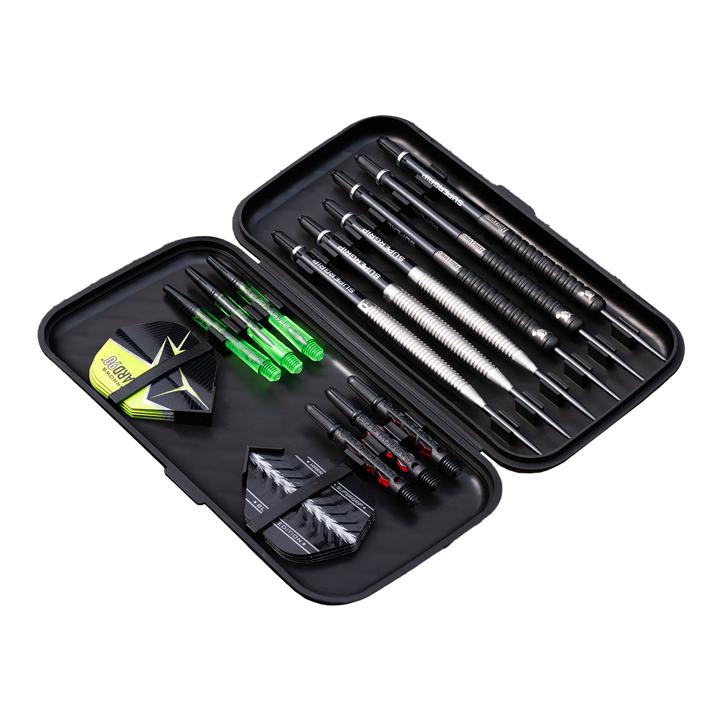 Harrows Slimcase Darttasche Das Bild zeigt ein geöffnetes schwarzes Dart-Etui mit mehreren Darts, Flights und Shafts. Das Zubehör ist ordentlich in Fächern und Gummibändern sortiert.