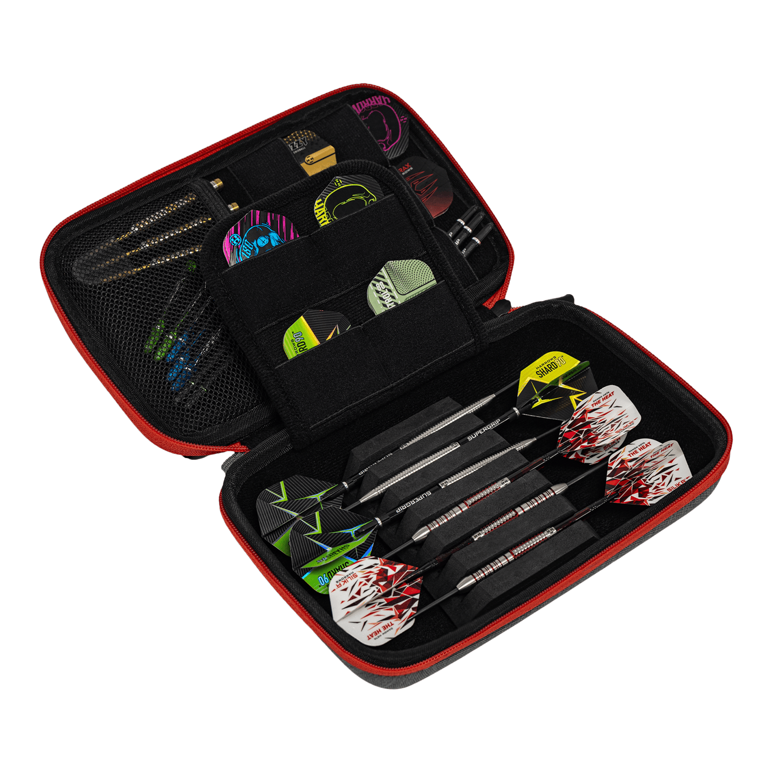 In diesem Bild ist ein offenes Dart-Etui zu sehen, das mehrere Darts und Zubehörteile enthält. Das Etui ist schwarz mit rotem Rand und bietet verschiedene Fächer für Flights und Ersatzteile.
