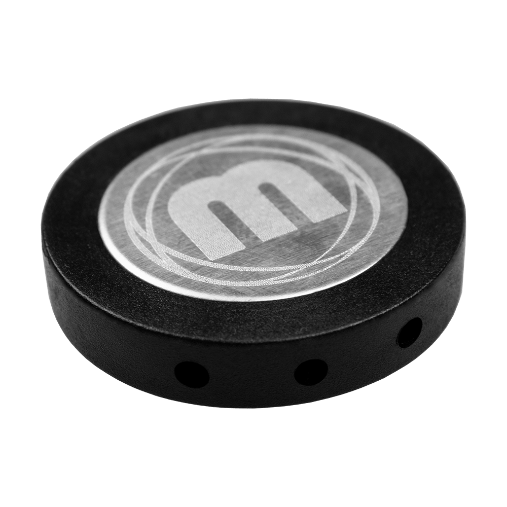 Das Bild zeigt einen Winmau Premium Point Protector für Steeldarts. Es ist ein rundes, schwarzes Schutzetui mit dem Winmau-Logo auf der Oberseite.