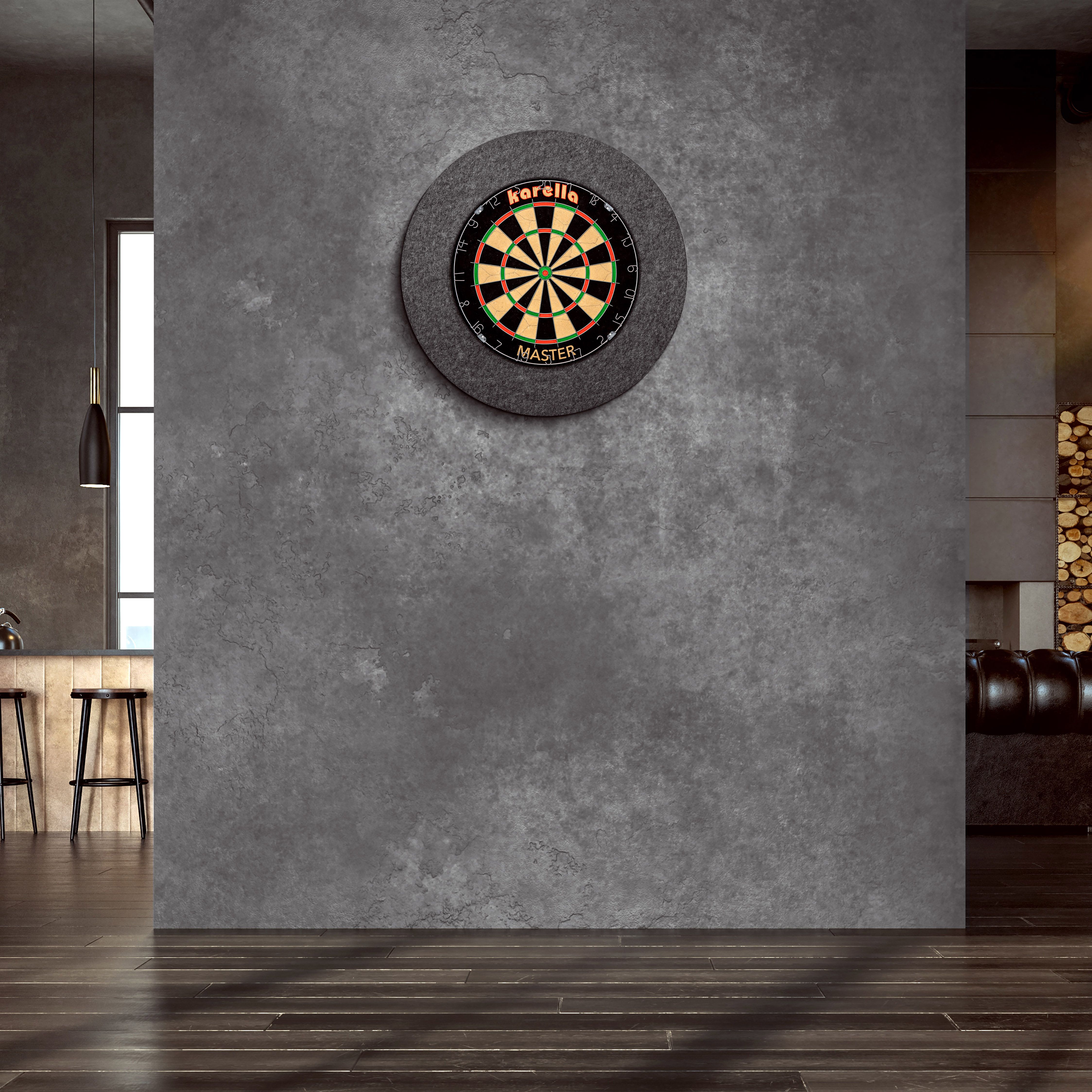 An der Wand hängt ein "Karella Ultimo Steeldartboard Surround". Der Raum wirkt modern und stilvoll mit dunklen Farben und eleganter Einrichtung.