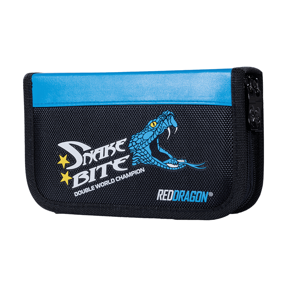 Das Bild zeigt eine schwarze Darttasche mit einem blauen Rand. Auf der Vorderseite sind ein gezeichneter Schlangenkopf, die Aufschrift "Snake Bite Double World Champion" und das Logo "RedDragon" zu sehen.