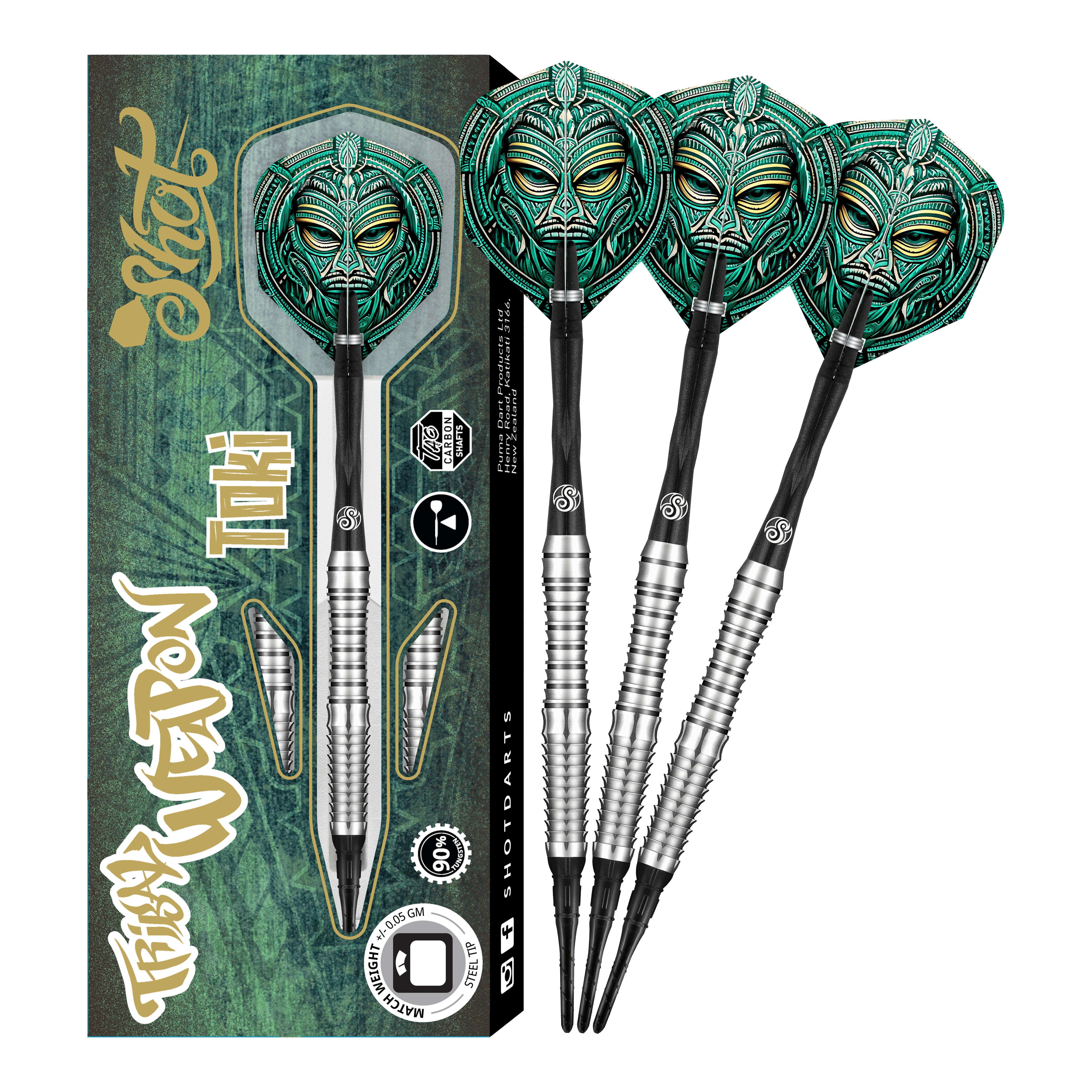 Shot Tribal Weapon Toki Softdarts Das Bild zeigt das Produkt "Shot Tribal Weapon Toki Softdarts" mit einer auffälligen, grünen Tribal-Maske auf den Flights. Links ist die Verpackung zu sehen, daneben drei zusammengebaute Softdarts.