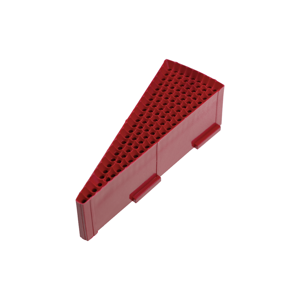 LW3_L-wen_Dart_Ersatzfeld_Single_Innen_Rot_1_Originalteil Das Bild zeigt ein rotes Ersatzfeld für ein Löwen Dartspiel. Das Feld ist dreieckig und besteht aus vielen kleinen Löchern.