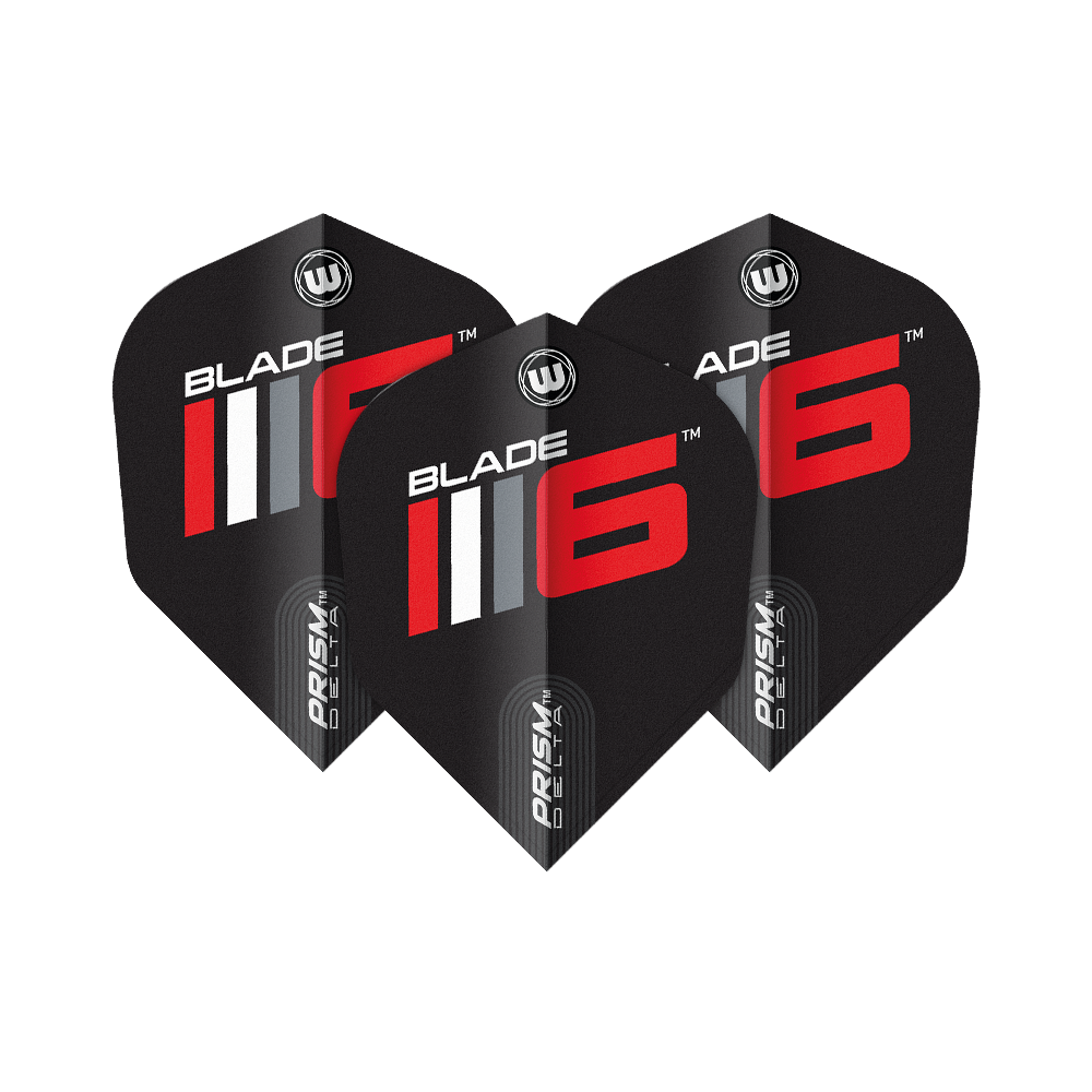 Das Bild zeigt drei schwarze Dart-Flights mit der Aufschrift „BLADE 6“ in Rot und Weiß. Unten auf den Flights steht „PRISM DELTA“.