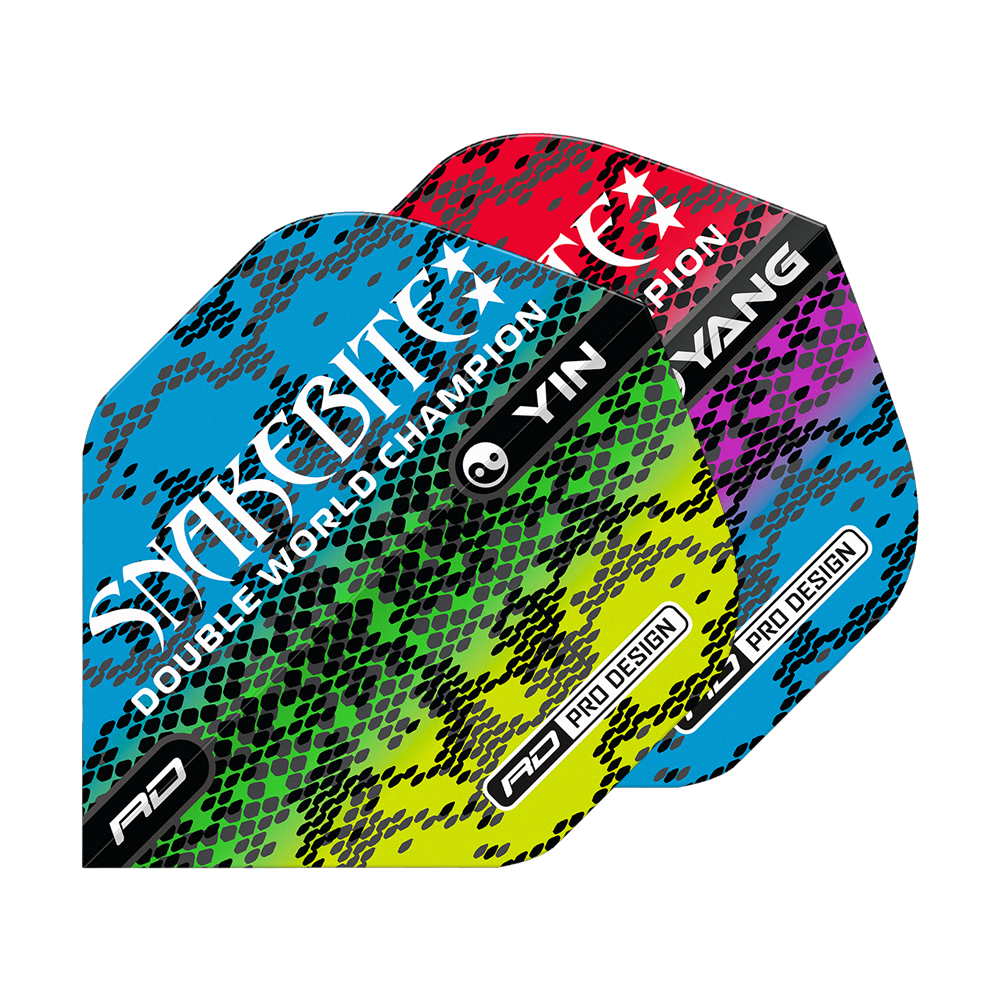 Das Bild zeigt drei bunte Dart-Flights mit Schlangenmotiv und der Aufschrift „Snakebite Double World Champion“. Die Farben der Flights sind grün, blau, rot und gelb, und sie tragen die Bezeichnungen „Yin“ und „Yang“.