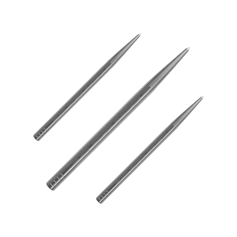 Condor Beak Point Without Cut Dartspitzen Das Bild zeigt drei silberne, spitze Dartspitzen. Sie sind in einer diagonalen Anordnung auf einem grünen Hintergrund platziert.