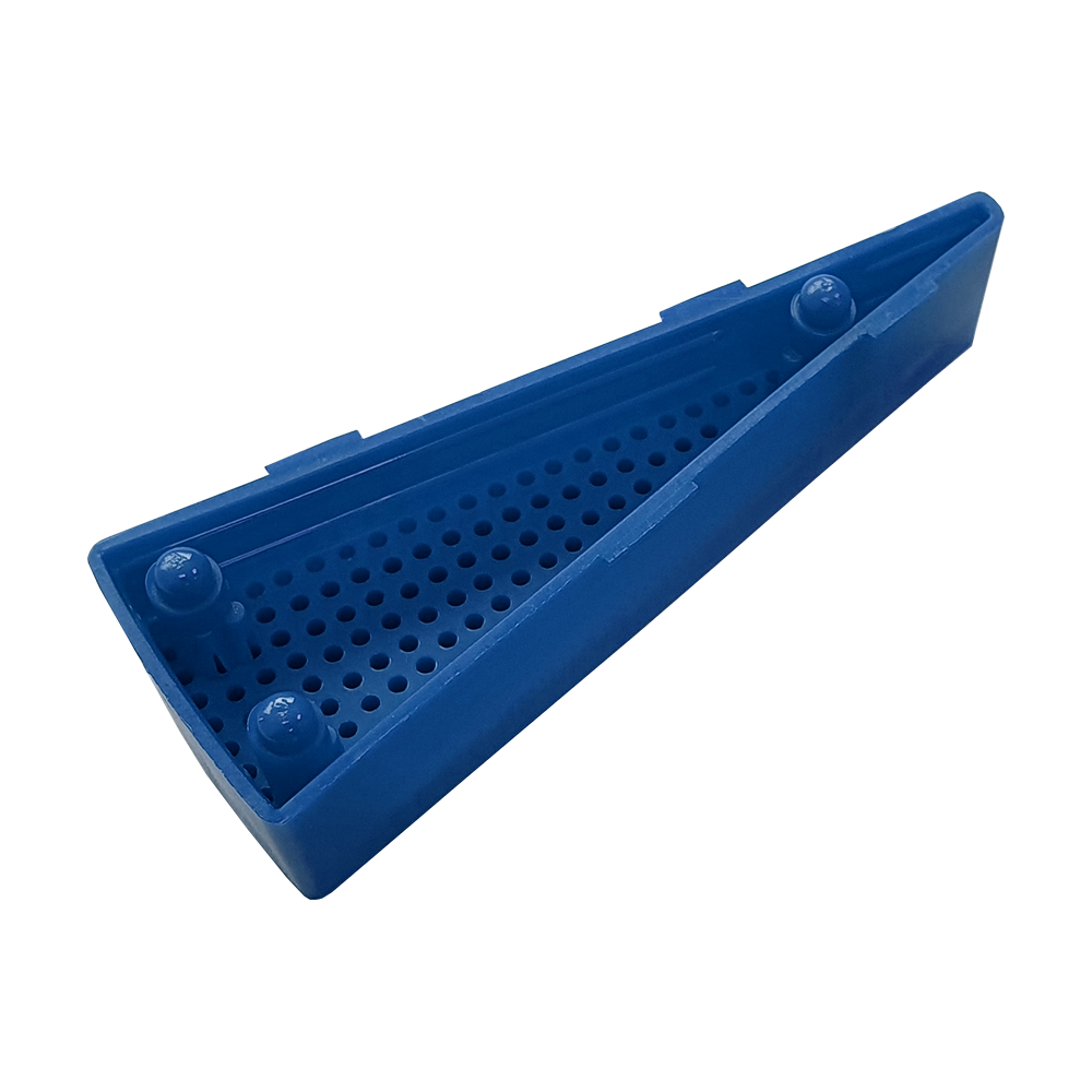 Das Bild zeigt ein blaues, dreieckiges Ersatzfeld für das Granboard 132. Das Feld hat zahlreiche kleine Löcher und mehrere runde Befestigungspunkte.