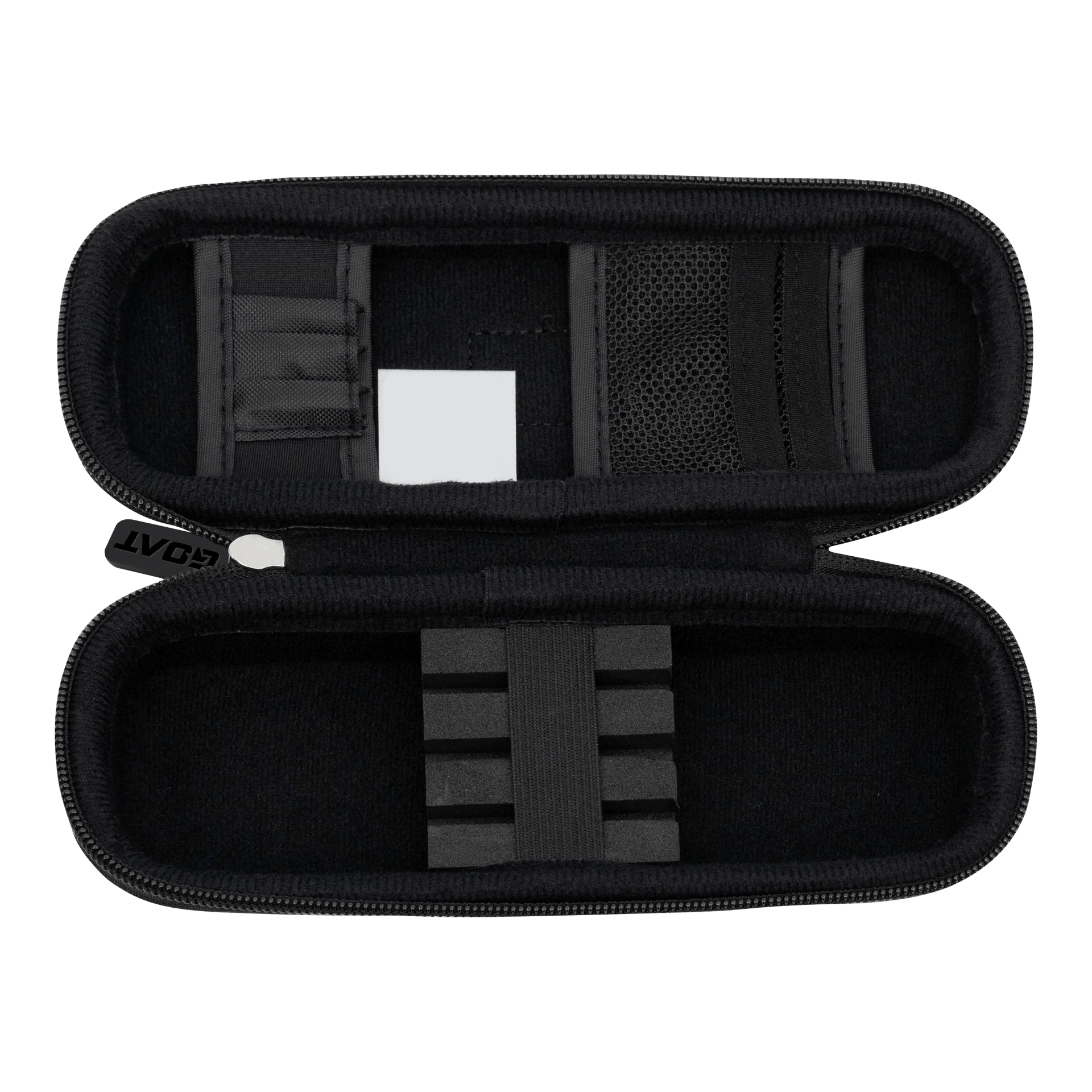 Das Bild zeigt ein geöffnetes, schwarzes Dart-Etui mit verschiedenen Fächern und Halterungen. Das Produkt heißt "GOAT Locker S Dartwallet" und dient zur sicheren Aufbewahrung von Dartzubehör.