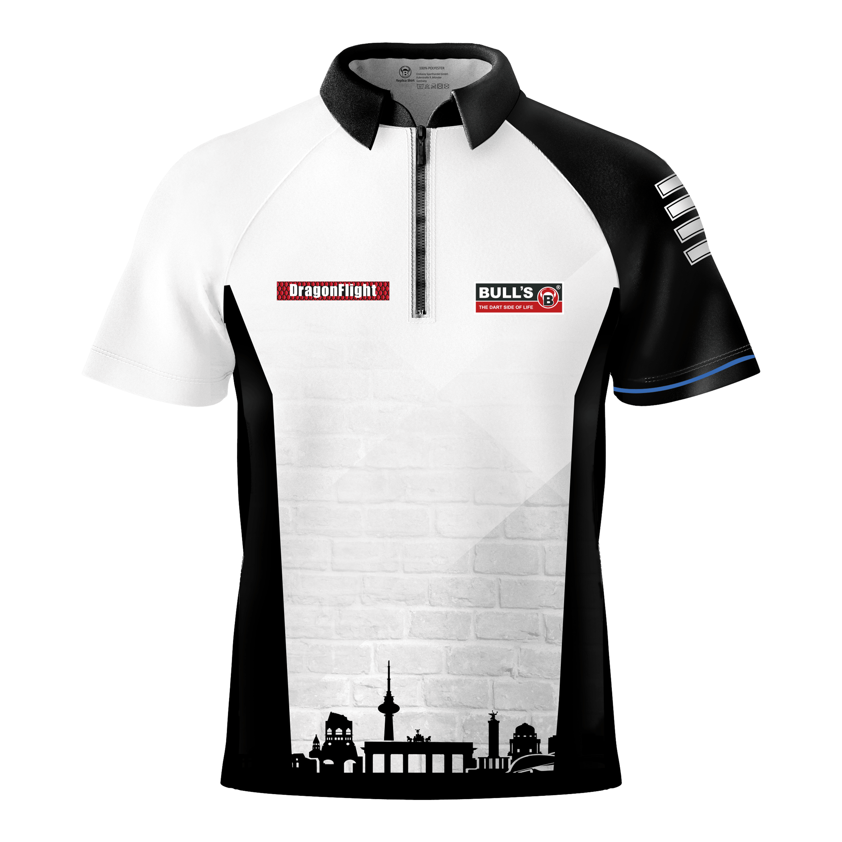 Bulls Martin Schindler The Wall Dartshirt Das Bild zeigt das Bulls Martin Schindler The Wall Dartshirt mit einem schwarz-weißen Design und kurzen Ärmeln. Auf der Vorderseite befinden sich Logos und eine stilisierte Stadtsilhouette am unteren Rand.