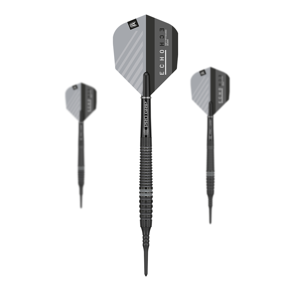 Target Echo 14 Softdarts Das Bild zeigt drei Softdarts des Modells "Target Echo 14", die nebeneinander angeordnet sind. Die Darts haben schwarze, geriffelte Griffe und silbergraue Flights mit schwarzem Akzent.