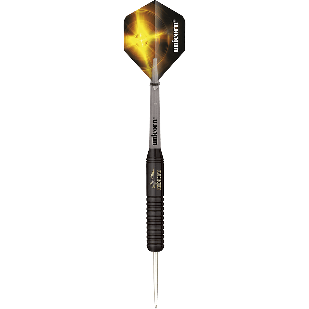 Das Bild zeigt einen Unicorn Black Brass Gary Anderson V2 Steeldart. Der Dart hat einen schwarzen Schaft mit goldener Aufschrift und eine schwarz-gelbe Flight.