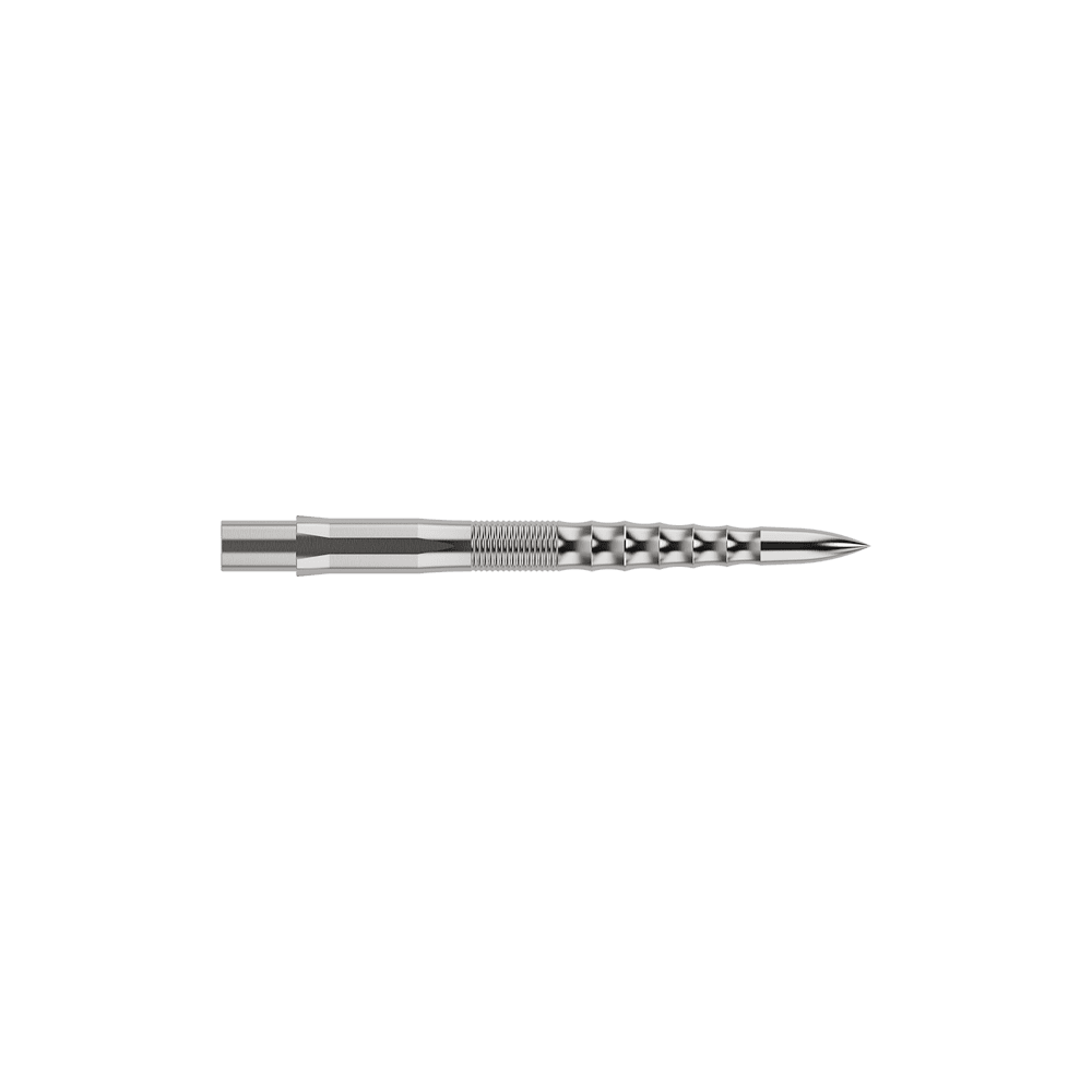 Auf dem Bild ist eine silberne Steeldartspitze mit feinen Rillen und einem speziellen Riffel-Design zu sehen. Sie ist lang und schmal und wirkt sehr präzise verarbeitet.