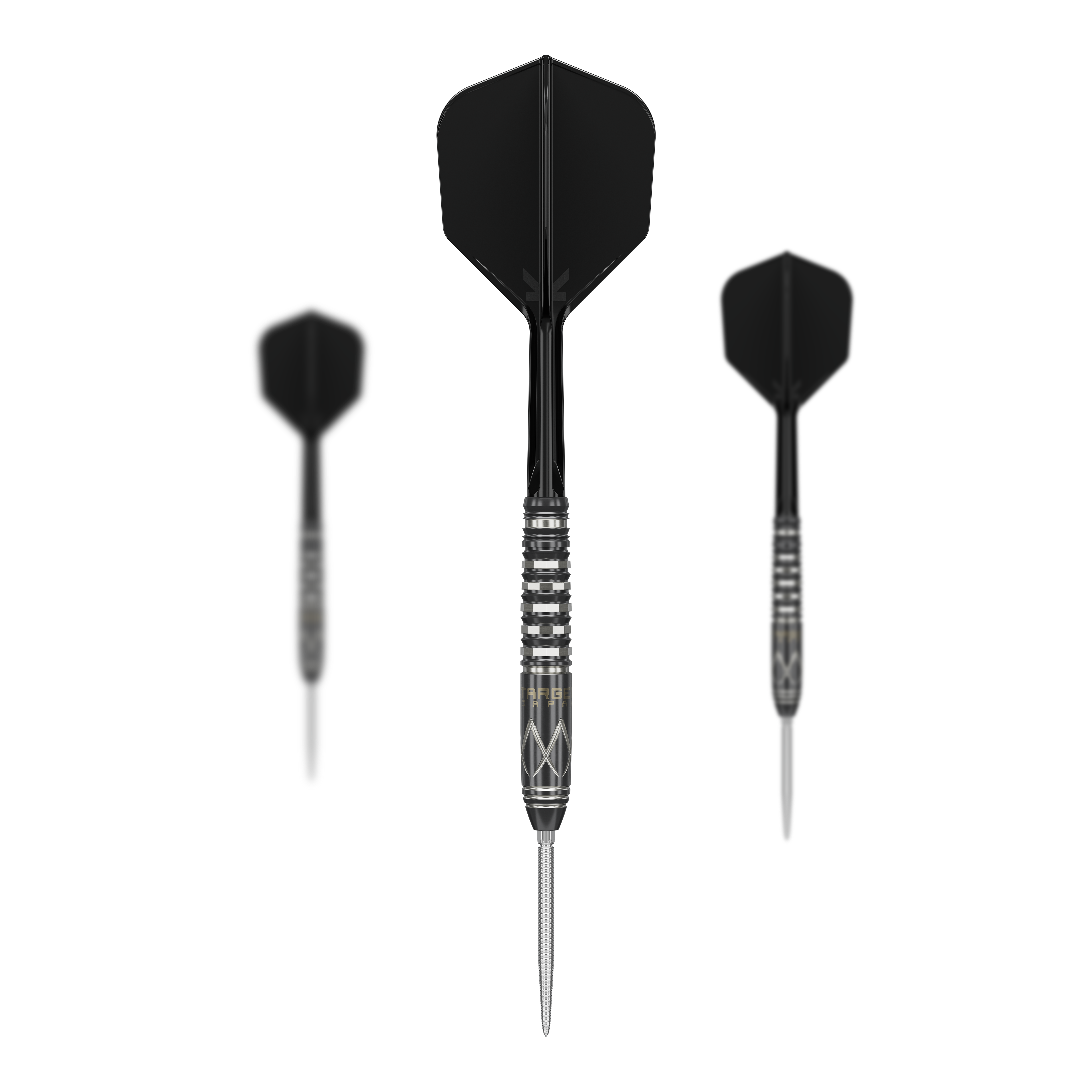 Das Bild zeigt drei schwarze Steeldarts mit silbernen Spitzen und markanten Rillen im Griff. Es handelt sich um das Produkt "Target Japan Black Marque Chaos Swiss Point Steeldarts".