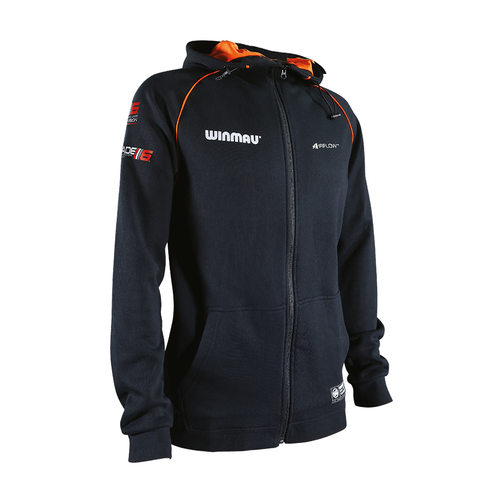 Die Abbildung zeigt die Winmau Pro-Line Blade 6 Hoodie Kapuzenjacke in Schwarz mit orangenen Akzenten. Auf der Vorderseite und den Ärmeln sind verschiedene Logos aufgedruckt.