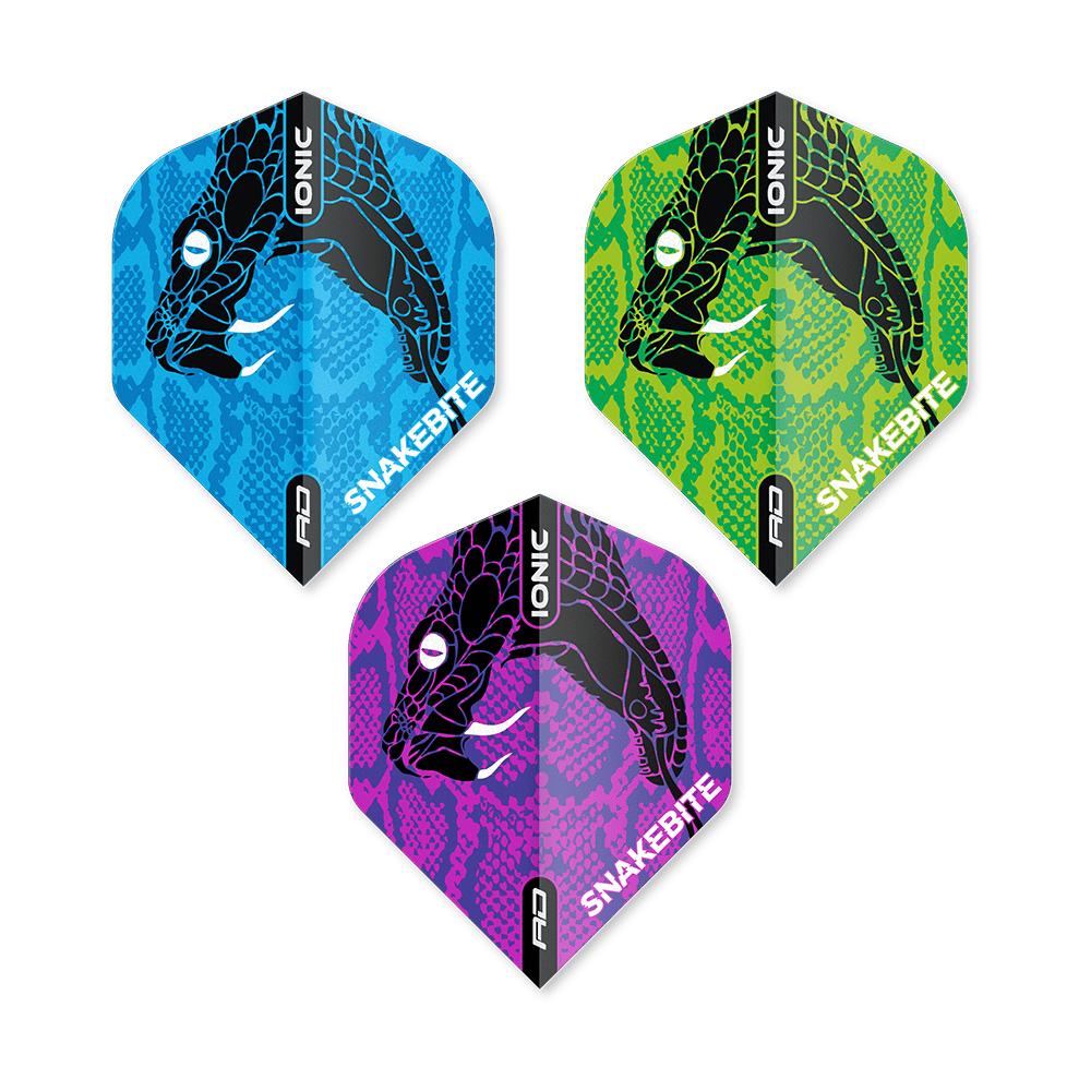 Das Bild zeigt drei verschiedene Dart-Flights aus dem "Red Dragon Hardcore Ionic Snakebite Flight Selection Pack2". Die Flights sind in Blau, Grün und Lila gestaltet und zeigen das Bild eines Schlangenkopfes mit dem Schriftzug "Snakebite".