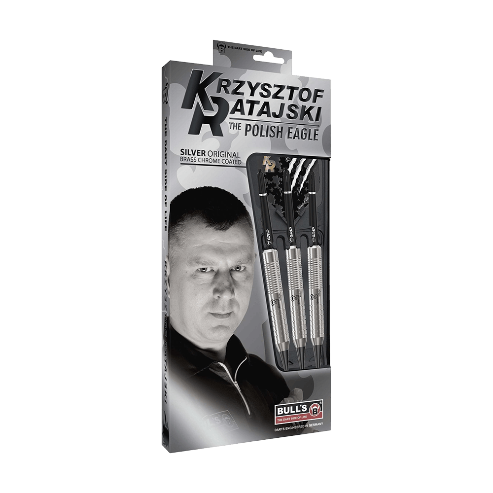 17008_Bulls_Krzysztof_Ratajski_Brass_Silver_Softdarts_3 Auf dem Bild ist eine Verpackung der "Bulls Krzysztof Ratajski Brass Silver Softdarts - 18g" zu sehen. Die Verpackung zeigt drei silberfarbene Softdarts und ein Porträt eines Mannes.