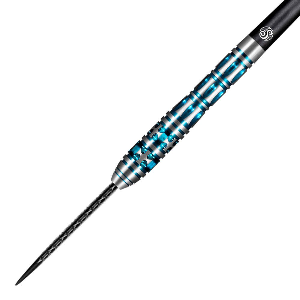 Das Bild zeigt einen Shot Celt Boudicca Steeldart mit silber-blauen Akzenten. Der Hintergrund ist dynamisch mit schrägen, glänzenden Linien gestaltet.