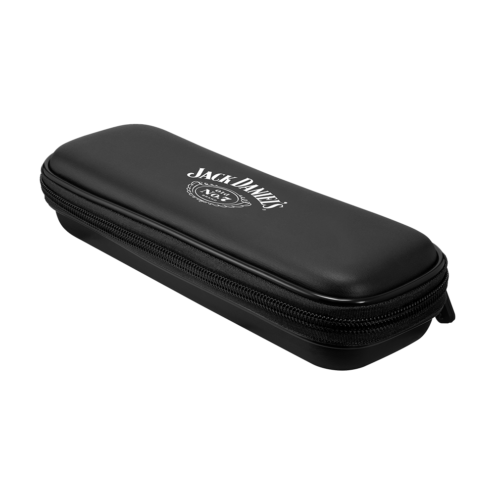 Das Bild zeigt ein schlankes, schwarzes Dartcase mit einem Reißverschluss. Auf dem Etui steht in weißer Schrift "Jack Daniel's".
