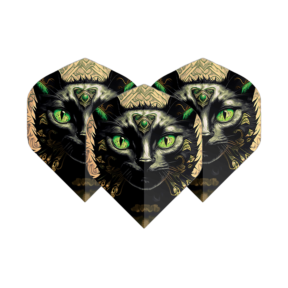 Pentathlon Flights Katze Das Bild zeigt drei Dart-Flights mit einem kunstvollen Katzengesicht und leuchtend grünen Augen. Die Flights heißen "Pentathlon Katze No2 Standard Flights".