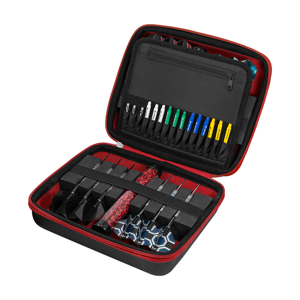 Die Abbildung zeigt ein geöffnetes Dart-Set in einer schwarzen und roten Tasche. Im Inneren sind mehrere Darts, Ersatzteile und Zubehör ordentlich einsortiert.