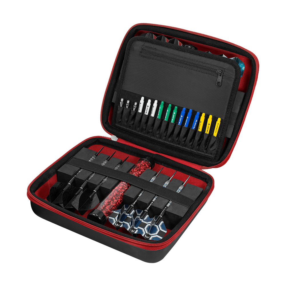 Mission Luxor Dart-Wallet Die Abbildung zeigt ein geöffnetes Dart-Set in einer schwarzen und roten Tasche. Im Inneren sind mehrere Darts, Ersatzteile und Zubehör ordentlich einsortiert.