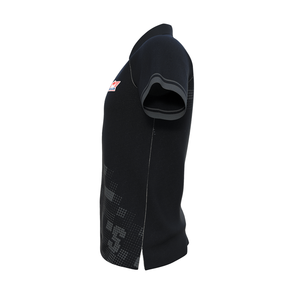 BU69610_BullsNL_Plain_Black_Dart_Poloshirt_2 Das Bild zeigt ein schlichtes schwarzes Dart-Poloshirt von Bulls NL. Auf der Brust befindet sich ein kleines Bulls NL Logo.