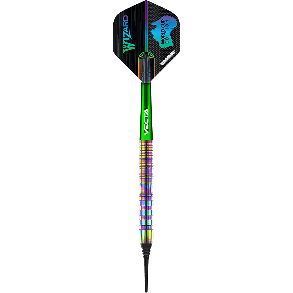 Das Bild zeigt einen Winmau Simon Whitlock World Cup Special Edition Softdart mit 20g Gewicht. Der Dart hat ein bunt schimmerndes Barrel, einen grünen Schaft und eine schwarze Flight mit blauen und grünen Details.