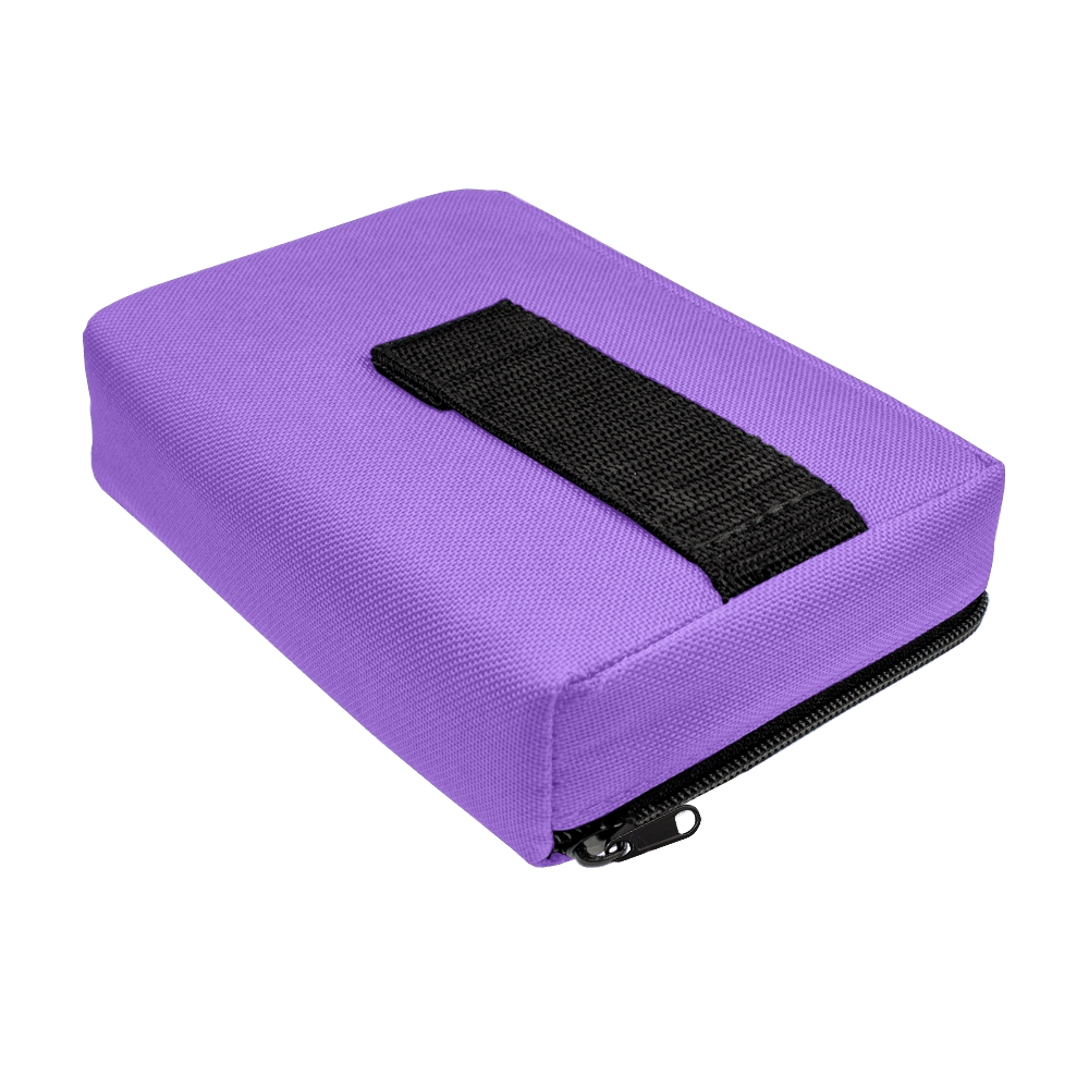 708TP_The_Pak_Dartcase_Violett_3 Das Bild zeigt die Pak Dartcase, ein rechteckiges Etui in Lila mit einem schwarzen Griffband. Es verfügt über einen Reißverschluss an der Seite.