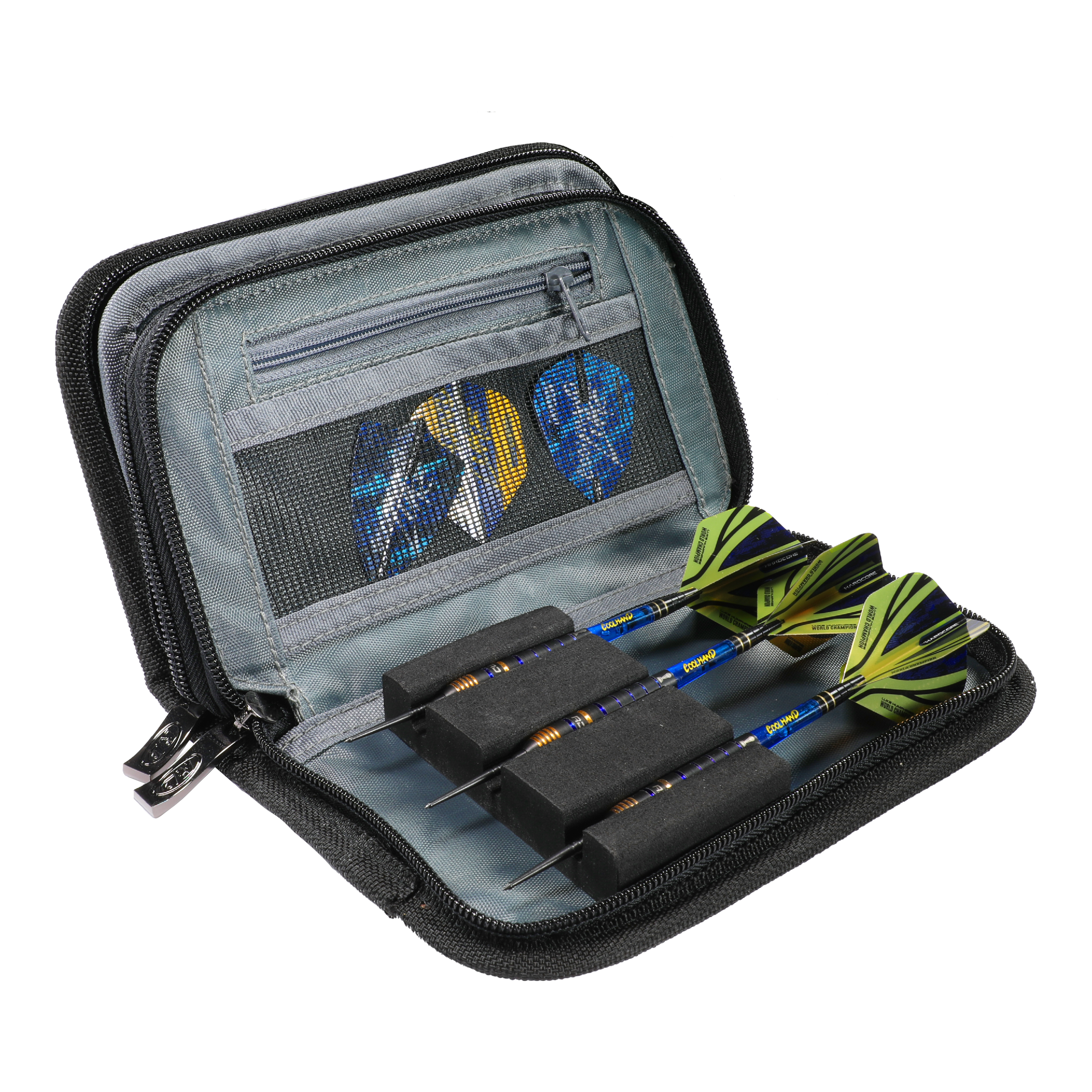 Das Bild zeigt das Produkt 'Red Dragon Luke Humphries World Champion Firestone 2 Dartwallet'. In dem geöffneten Etui sind drei zusammengebaute Darts und Dartflights ordentlich aufbewahrt.