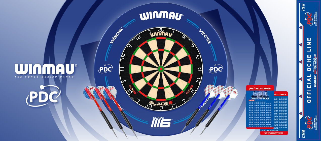 In der Mitte des Bildes befindet sich ein Dartboard der Marke Winmau mit mehreren Dartpfeilen daneben. Rechts sind eine Checkout-Tafel und eine offizielle Abwurflinie dargestellt.