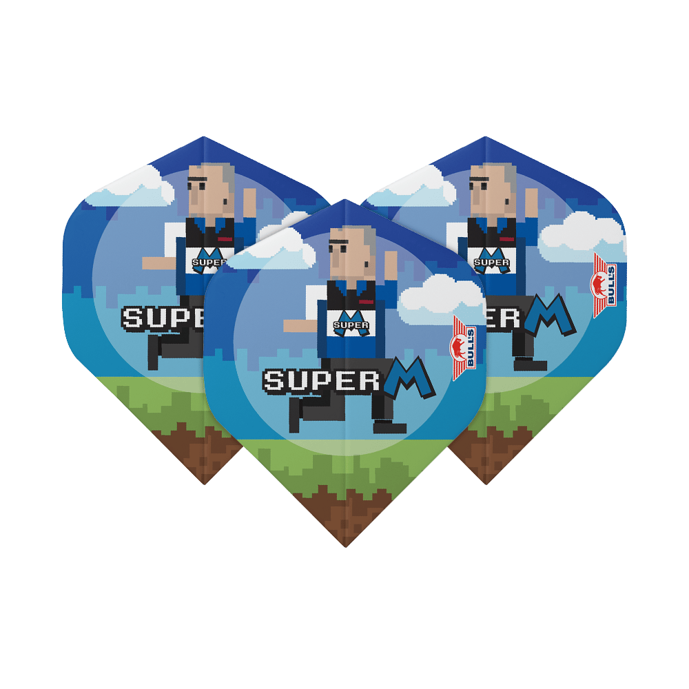 Das Bild zeigt drei Dart-Flights mit einem Pixel-Cartoon-Design und der Aufschrift „SUPER M“. Im Hintergrund sind Wolken, Himmel und eine grüne Landschaft zu sehen.