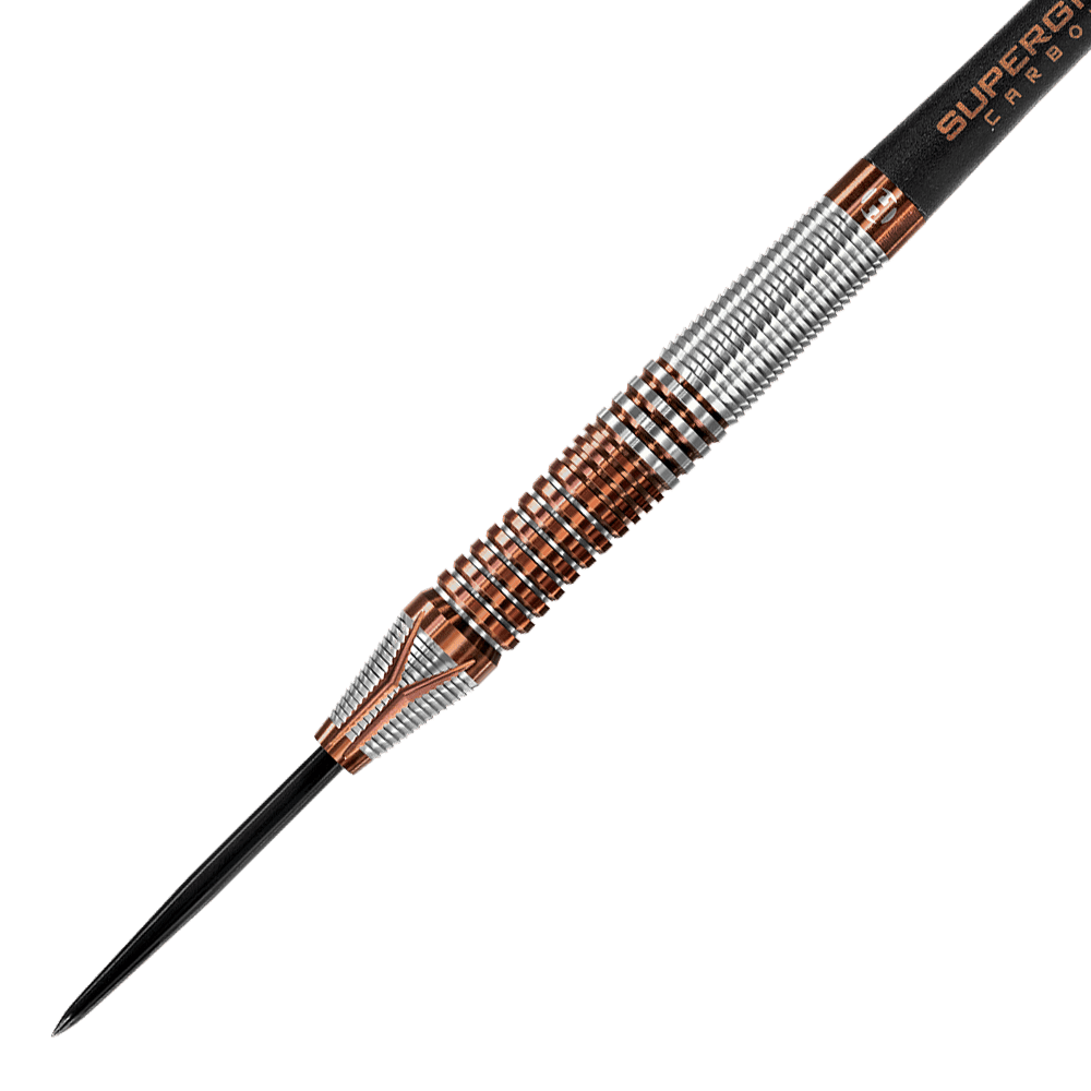 HA33874_Harrows_Toro_Steeldarts_2 Das Bild zeigt einen modernen Steeldartpfeil mit einer silbernen und kupferfarbenen Griffzone. Die Spitze ist schwarz und der Schaft trägt die Aufschrift "SUPERGRIP CARBON".