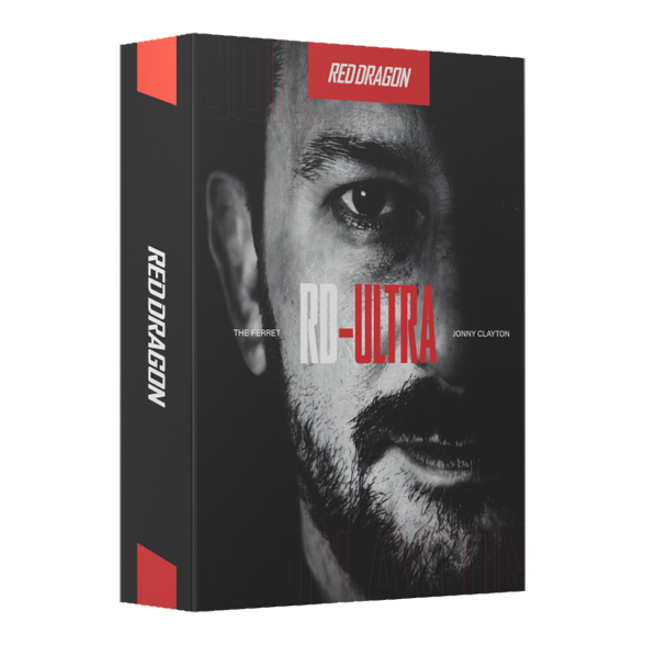Hier sieht man die Red Dragon Jonny Clayton RD-ULTRA Softdarts mit einem Gewicht von 18g. Die Softdarts haben schwarze, graue und rote Akzente sowie auffällige Flights.