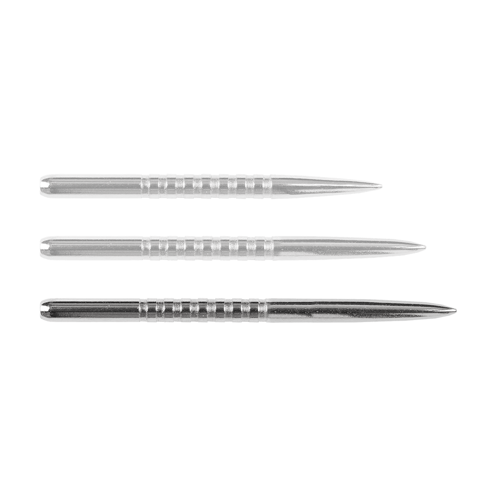 57783_Bulls_GP3_Steeldartspitzen_Silber_42mm_1BFDmCGxOJLrBM Das Bild zeigt drei silberne Steeldartspitzen der Marke Bulls GP3. Sie sind gerade angeordnet und haben eine geriffelte Oberfläche für besseren Halt.