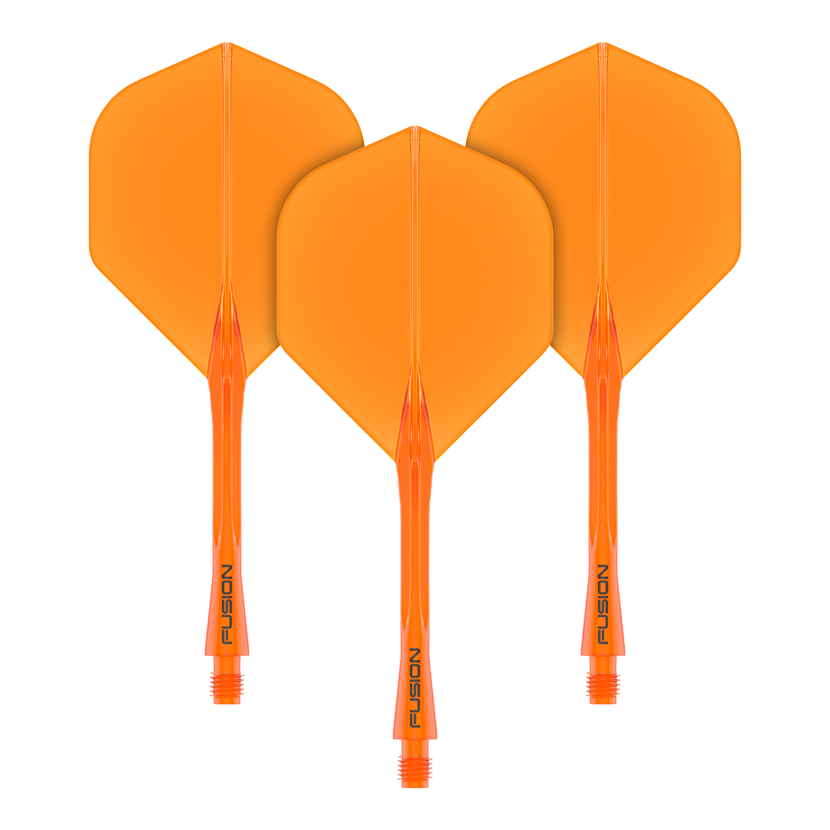 Das Bild zeigt drei orangefarbene Dart-Flights mit passenden Shafts. Auf den Shafts steht das Wort "FUSION".