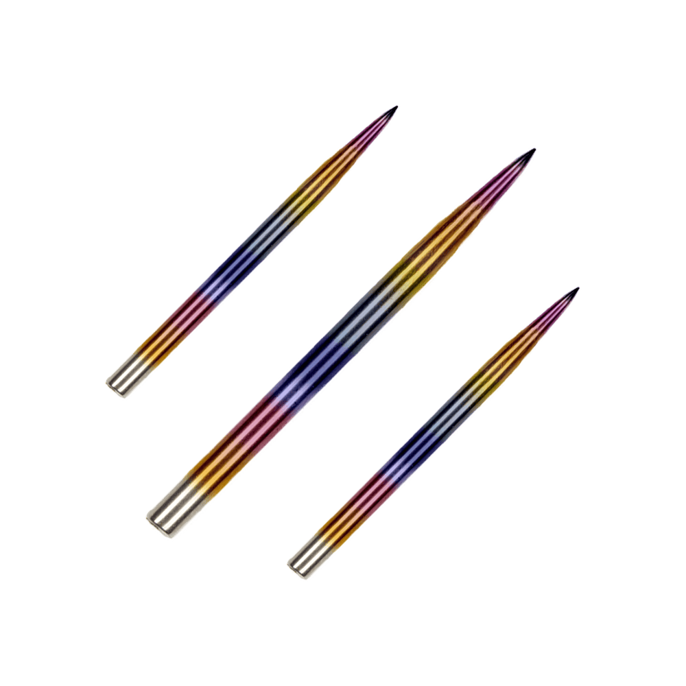 Auf dem Bild sind drei bunte Steeldartspitzen zu sehen. Sie haben eine glänzende Regenbogenbeschichtung und sind parallel angeordnet.