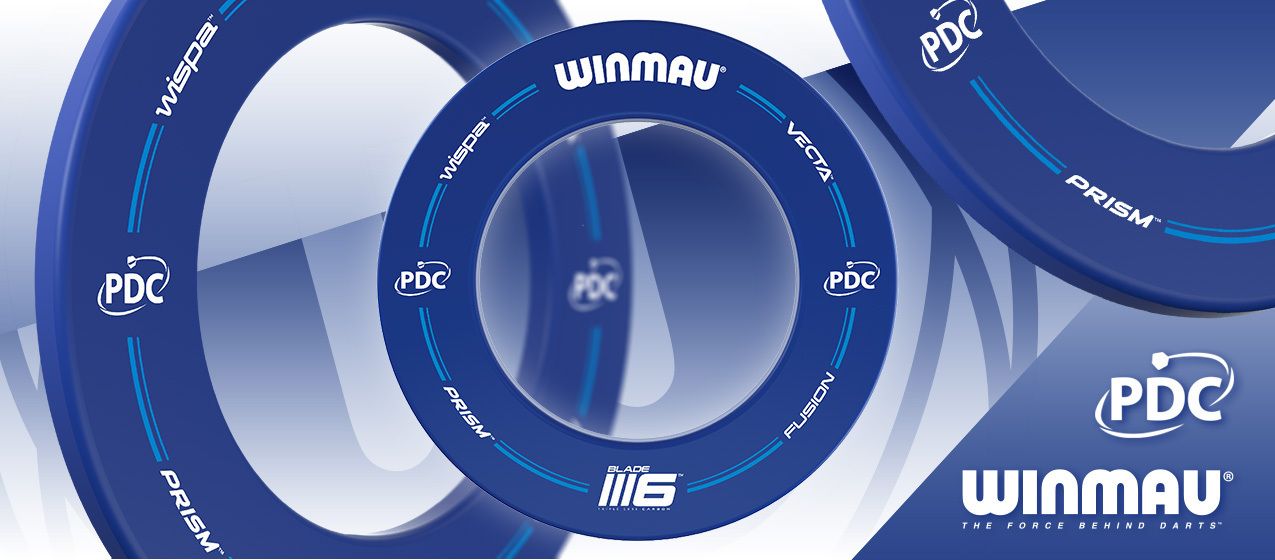Das Bild zeigt mehrere blaue Dart-Surrounds mit den Logos von PDC und WINMAU. Im Vordergrund steht ein großer Ring mit der Aufschrift „WINMAU“ und weiteren Modellnamen wie „PRISM“, „WISPA“, „VECTA“ und „FUSION“.