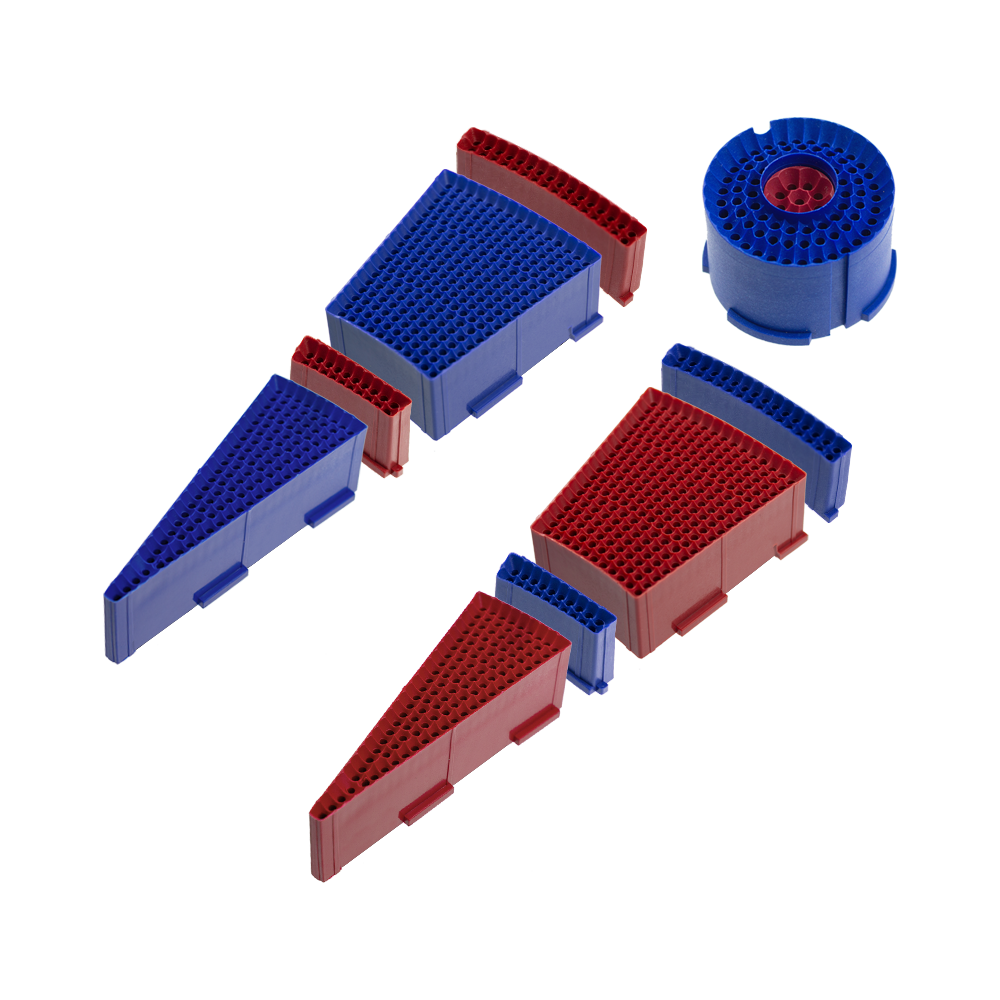 Das Bild zeigt das Löwen Dart Original Ersatzteile Komplett Set mit verschiedenen roten und blauen Dart-Segmenten. Die Teile sind für Ersatz und Reparatur eines elektronischen Dartboards geeignet.