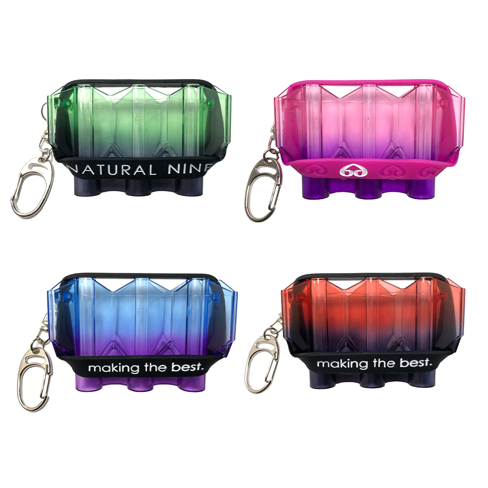 N9Kry1L-Berry_L-Style_N9_Krystal_Twin_Color_Flightcase_Berry_1tUS4oLSCSOd8i Das Bild zeigt vier verschiedenfarbige „L-Style N9 Krystal Twin Color Flightcase“-Etuis mit Schlüsselanhänger. Jedes Etui hat einen Farbverlauf und einen Schriftzug auf dem schwarzen Band.