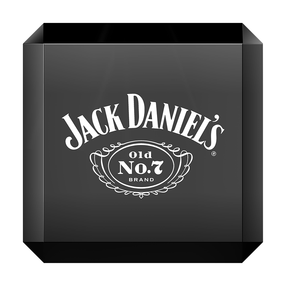 JD7019_Mission_Jack_Daniels_W-rfel_Darts_Display_2 Das Bild zeigt ein schwarzes Würfel-Display mit dem weißen Jack Daniel's Logo und der Aufschrift "Old No. 7 Brand" in der Mitte. Es handelt sich um ein Produktdisplay für Mission Jack Daniels Würfel Darts.