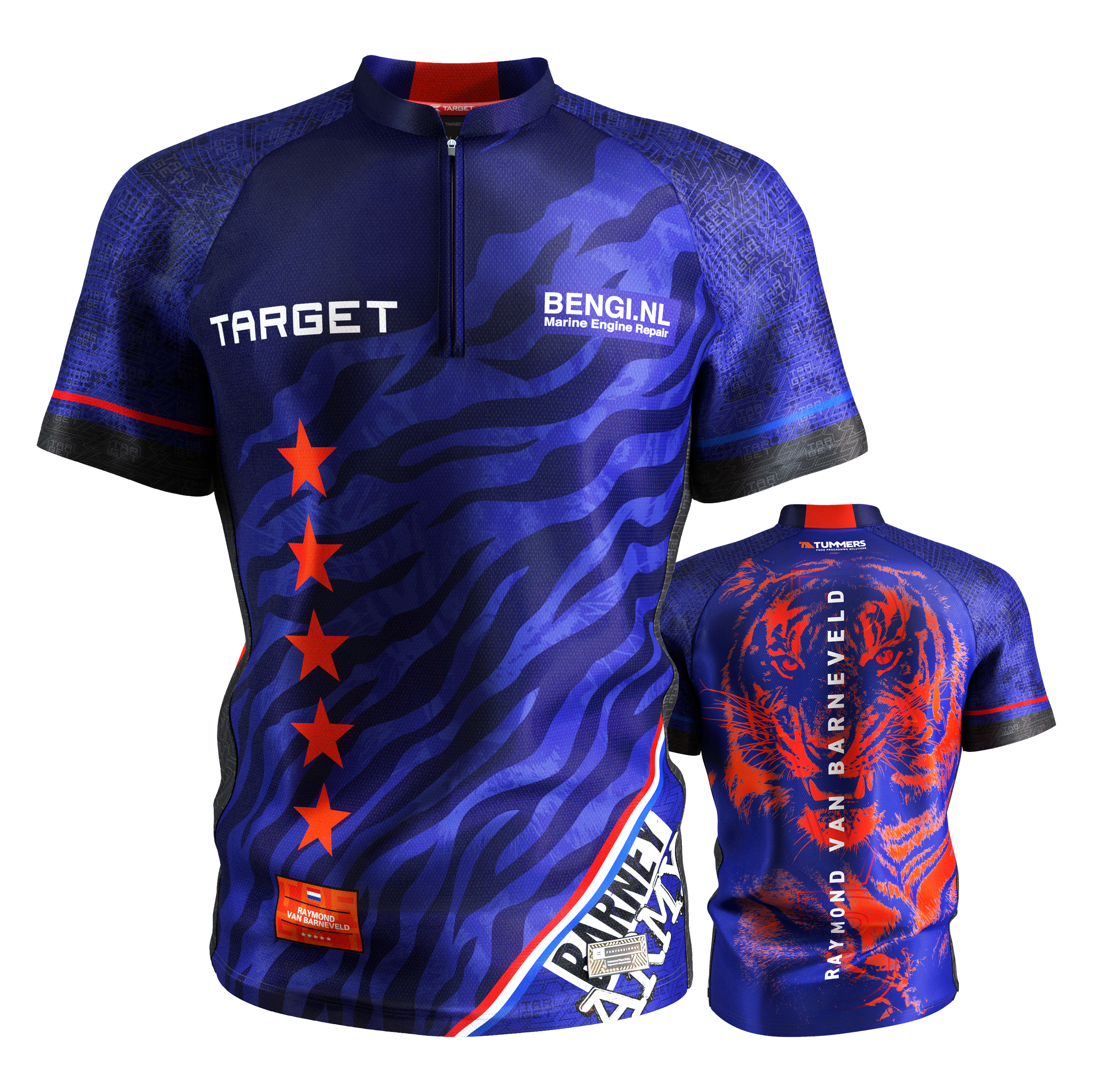 Target Coolplay Raymond Van Barneveld 2025 Dartshirt Das Bild zeigt das Target Coolplay Raymond Van Barneveld 2025 Dartshirt in Blau mit roten Akzenten und einem auffälligen Tiger-Design auf der Rückseite. Auf der Vorderseite sind fünf rote Sterne und Sponsorenlogos zu sehen.