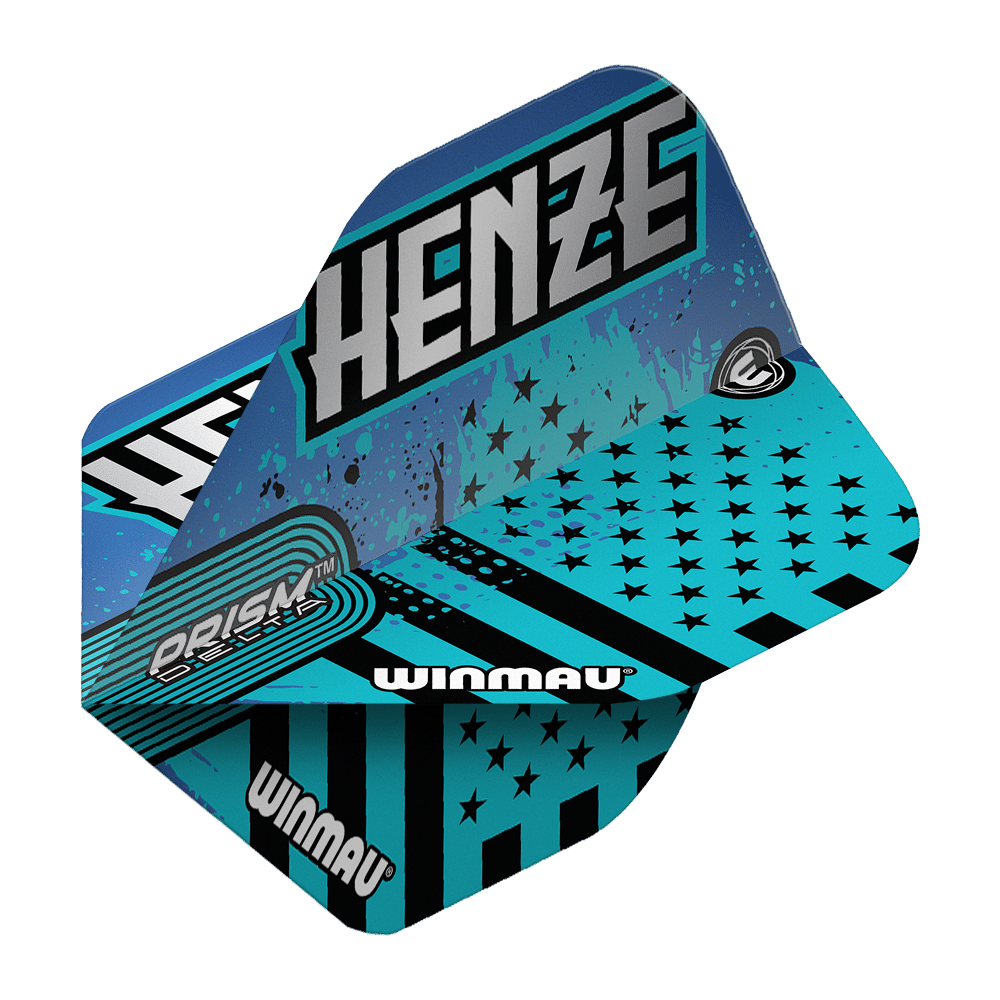 Das Bild zeigt die Winmau Prism Delta Rick Henze Standard Flights in einem auffälligen blauen Design mit schwarzen Sternen und Streifen. Auf den Flights steht der Name "Henze" und das Winmau-Logo ist deutlich sichtbar.