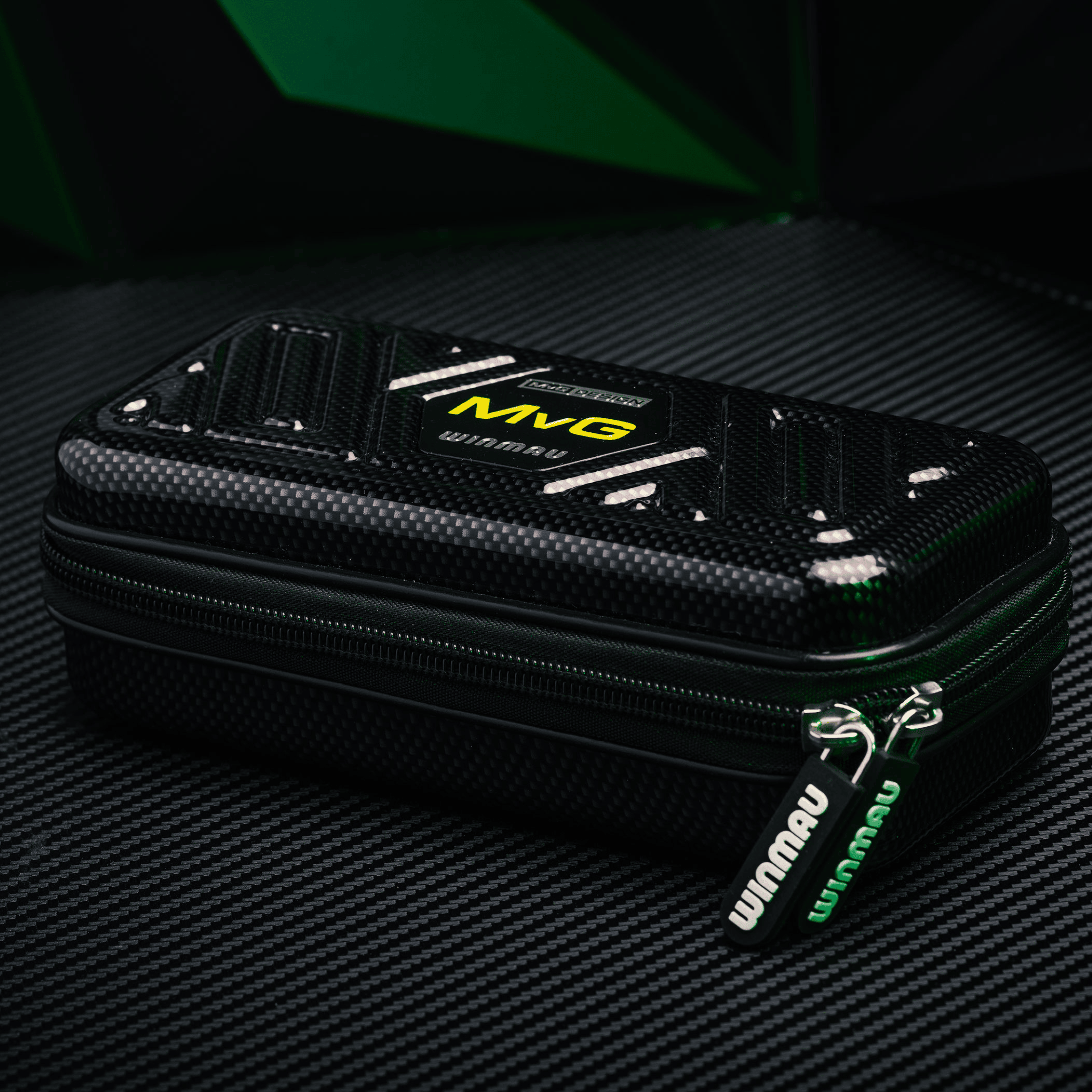 Winmau Armor G1 Michael Van Gerwen Dartwallet Das Foto präsentiert das Winmau Armor G1 Michael Van Gerwen Dartwallet. Es ist ein praktisches Etui für Dartzubehör.