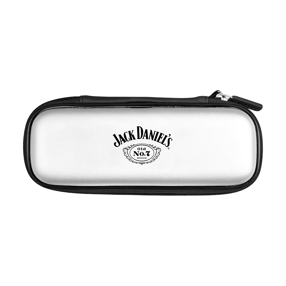 Das Bild zeigt ein schlankes Dartetui mit dem Aufdruck "Jack Daniel's Old No. 7 Brand" auf der Vorderseite. Das Etui ist hauptsächlich weiß mit schwarzen Rändern und einem Reißverschluss.