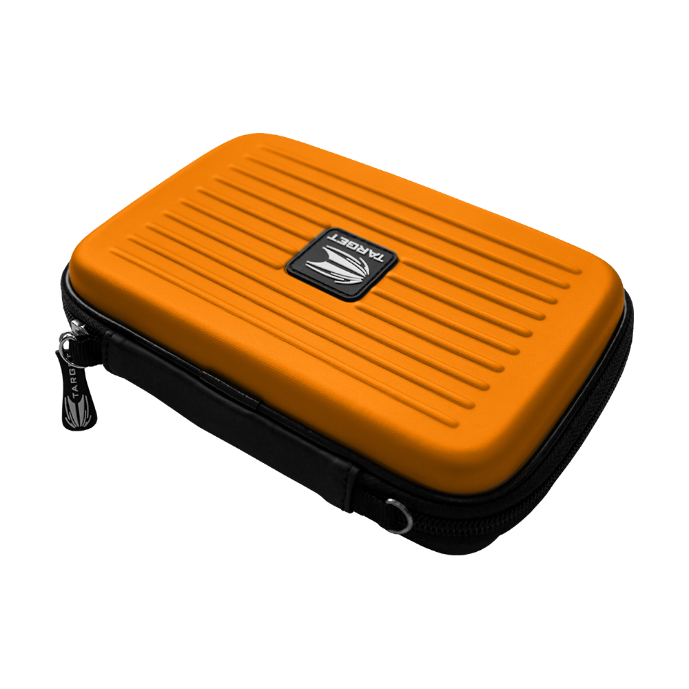 125856_Target_Takoma_XL_Dartwallet_Orange_2 Das Bild zeigt das Produkt „Target Takoma XL Dartwallet“ in Orange. Es ist eine robuste Aufbewahrungstasche mit Reißverschluss für Dartzubehör.