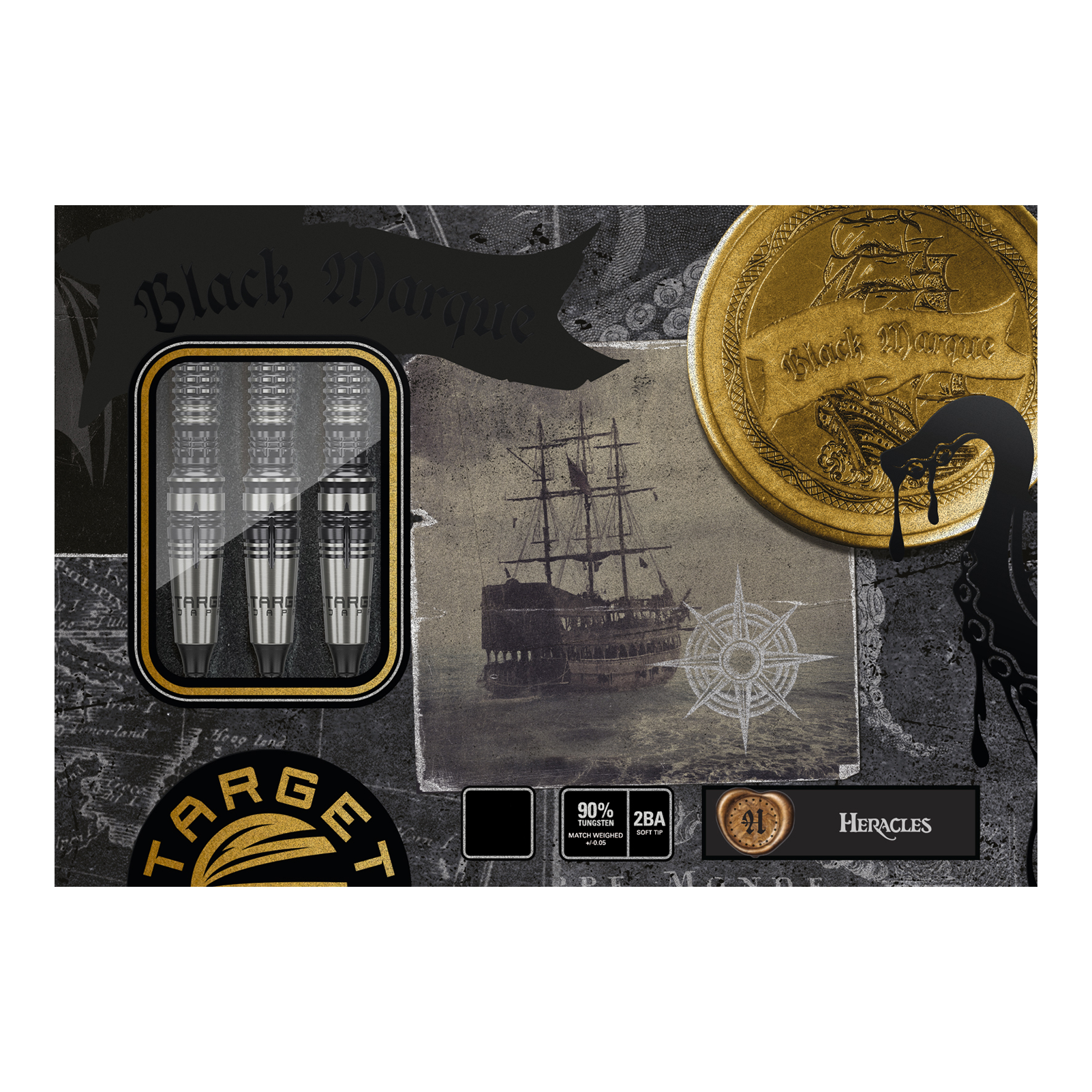 Target Japan Black Marque Heracles Softdarts - 18g Das Bild zeigt die Verpackung der Target Japan Black Marque Heracles Softdarts - 18g. Auf der Verpackung sind drei Darts, ein altes Schiff, eine goldene Münze und maritime Motive abgebildet.