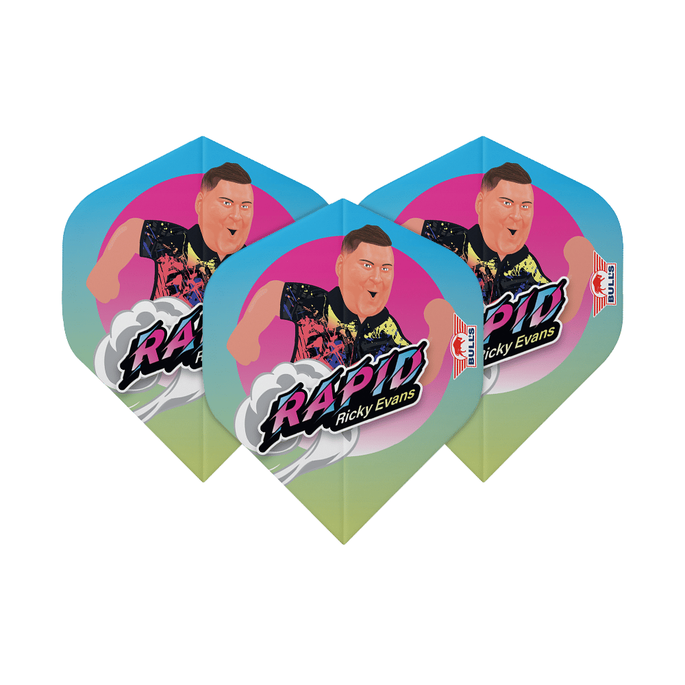 Das Bild zeigt drei Dart-Flights mit einem bunten Cartoon-Bild von Ricky Evans und dem Schriftzug "Rapid Ricky Evans". Die Flights haben einen blauen, pinken und gelben Farbverlauf und das Bulls-Logo an der Seite.