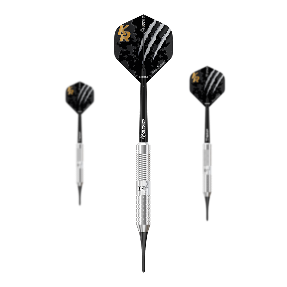 Bulls Krzysztof Ratajski Brass Silver Softdarts - 18g Das Bild zeigt drei silberne Softdarts des Modells "Bulls Krzysztof Ratajski Brass Silver Softdarts - 18g". Die Flights sind schwarz mit goldenen Initialen und Krallen-Design.