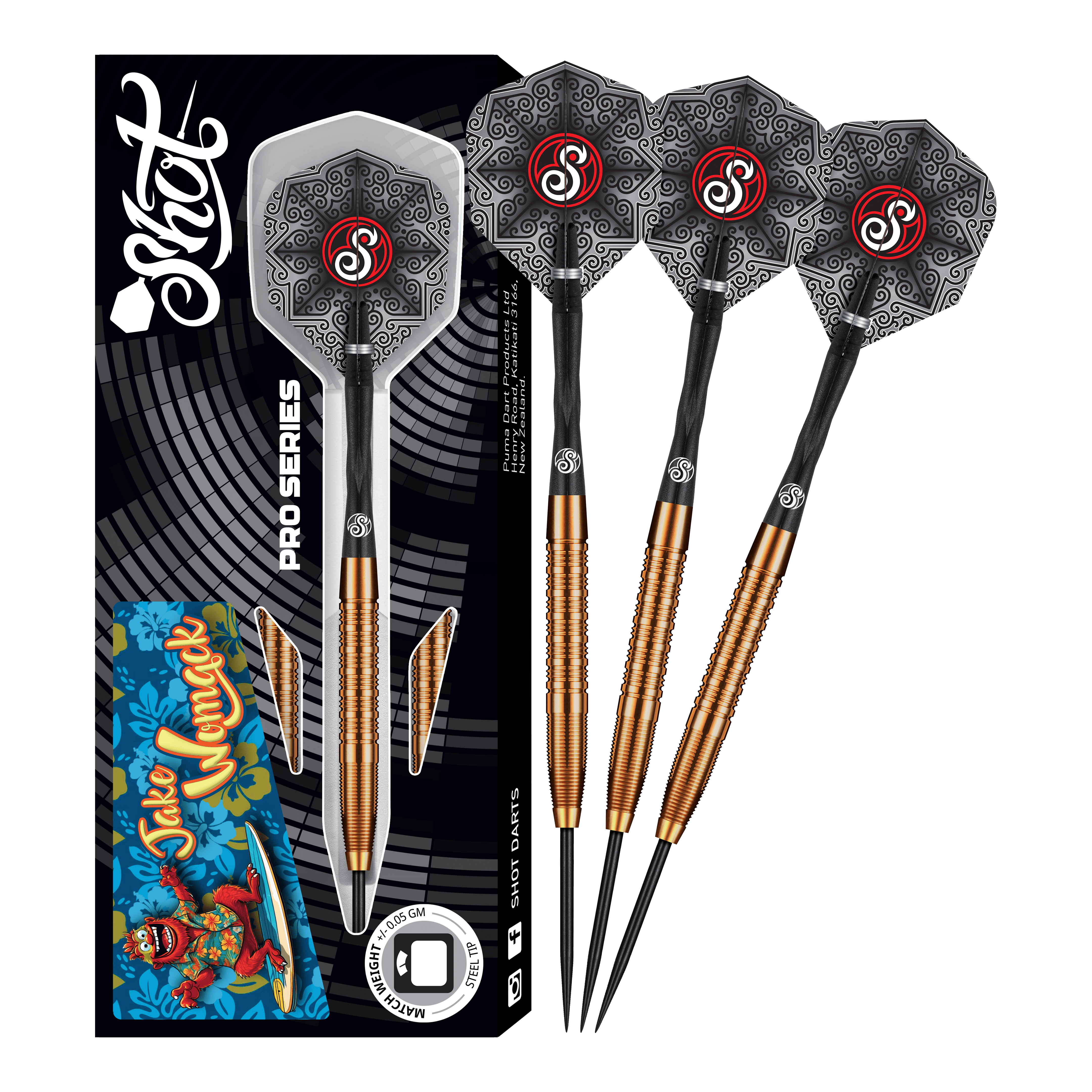 Shot Pro Series Jake Womack Steeldarts - 23g Das Bild zeigt das Produkt "Shot Pro Series Jake Womack Steeldarts - 23g". Drei Steeldarts mit schwarz-goldenem Griff und verzierten Flights sind neben der Verpackung zu sehen.